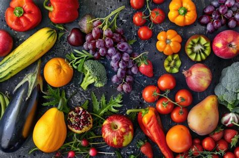 Variedad colorida de frutas y verduras frescas en una cesta o mesa