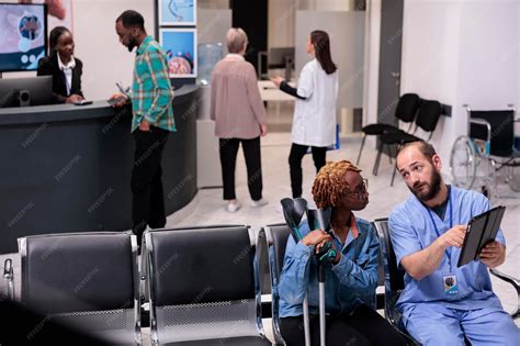 Grupo de pacientes de la clínica psiquiátrica en una sesión