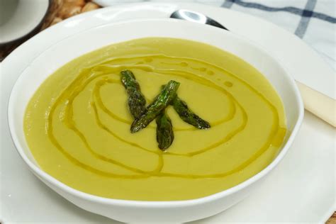 Plato de crema de espárragos casera con guarnición
