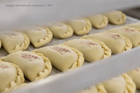 Empanadas crudas recién armadas y selladas