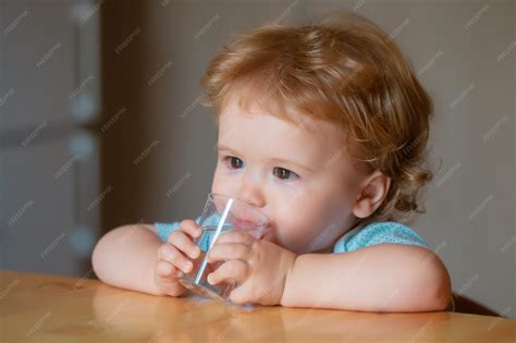 Bebé bebiendo agua de un vaso de entrenamiento