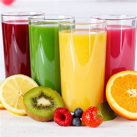 Zumos de frutas de colores vibrantes en vasos pequeños
