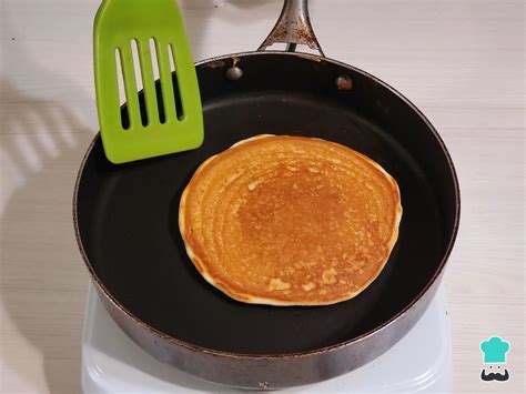 Foto: Tortilla cocinándose en sartén con burbujas