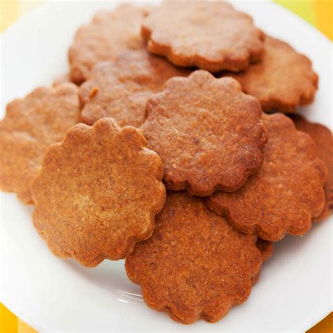 Galletas catalinas recién horneadas con su característico color oscuro y forma redonda