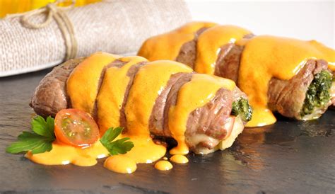 Filetes de ternera rellenos de jamón y queso, listos para rebozar