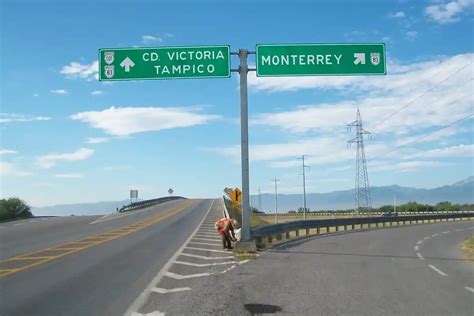 Carretera costera con señalización indicando el desvío a Caleta Camarones.