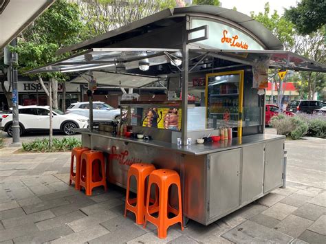 Puesto callejero de sopaipillas en invierno