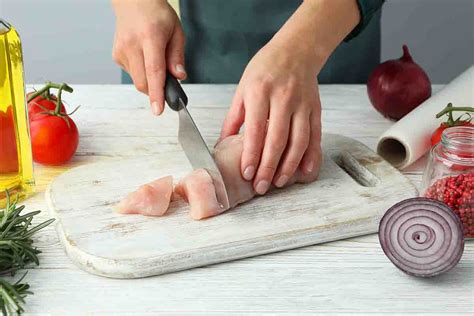 Esquema de cómo aplanar y cortar la pechuga de pollo para cocinarla uniformemente