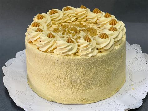 Armado de la torta capa por capa con manjar y merengue