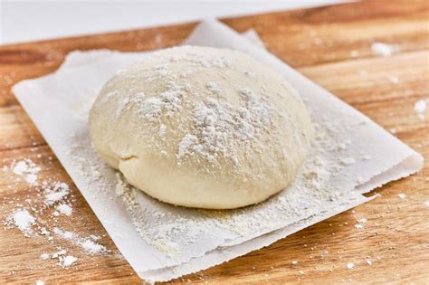 Esquema comparativo de masa de pizza tradicional vs. pizza a la piedra