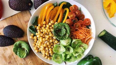 foto de un plato vegano variado y colorido