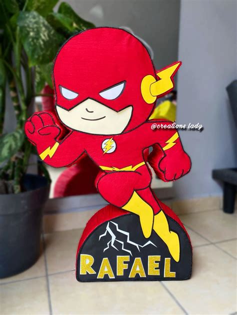 Piñata de superhéroe personalizada