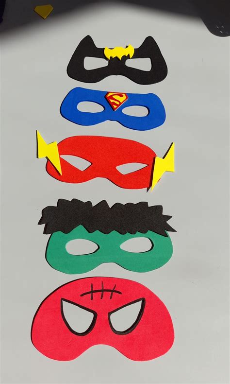 Máscaras de superhéroe hechas con goma eva