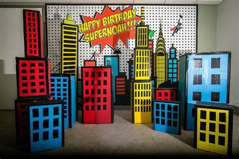 Decoración de edificios con cajas de cartón para fiesta temática
