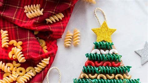 Foto de manualidad de árbol de Navidad hecho con pasta y decoraciones
