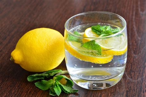 Vaso de agua fresca con rodajas de limón para hidratación.