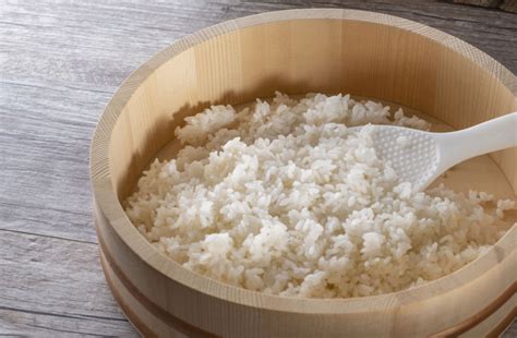 Utensilio shamoji y hangiri para mezclar arroz de sushi