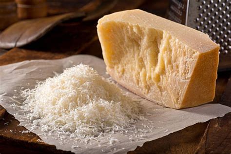 Fotografía de un bloque de queso parmesano de estilo italiano con la etiqueta 