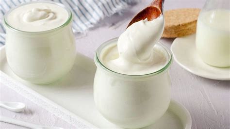 Imagen de yogur griego casero sin grasa en un cuenco con bayas frescas