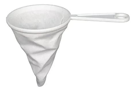 Foto del yogur colándose a través de una tela sobre un colador y un bol