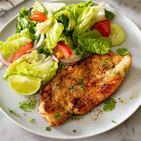Pechuga de pollo a la plancha con acompañamiento de verduras asadas