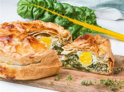 Ingredientes frescos para relleno de pascualina: acelga, espinaca, ricota, huevos