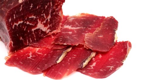 Variedad de cecinas de cerdo cruda y cocinada