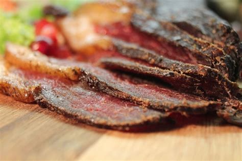 Cecina de cerdo cocinada a la plancha con acompañamientos