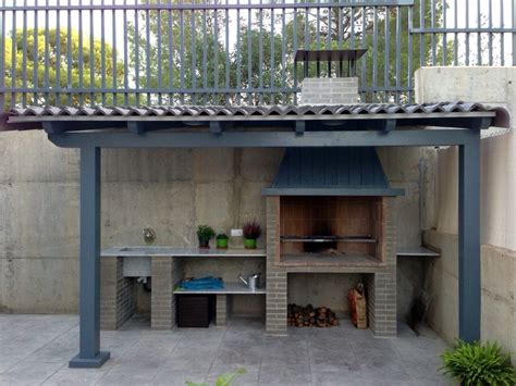 Barbacoa de obra en un porche rústico-moderno con detalles de diseño