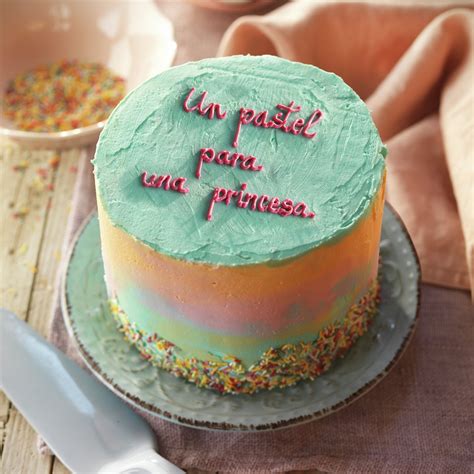 Tarta decorada con buttercream de colores