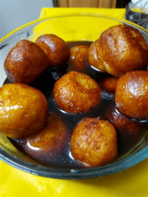 Malpua buñuelos fritos bañados en almíbar