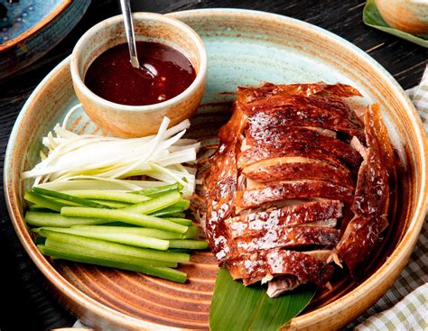 Infografía comparativa de platos icónicos chinos por región (Pato Pekinés - Norte, Tofu Mapo - Sichuan, Cerdo con Lichi - Fujian, Ganso Asado - Cantón)