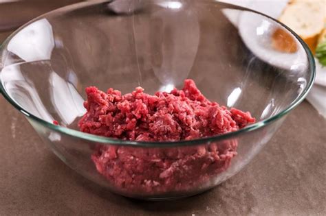 Foto de carne marinándose en un bol