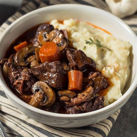 Plato de Boeuf Bourguignon con puré de patatas