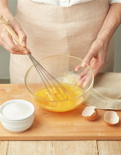 Mezcla blanqueada de huevos y azúcar con la mariposa de Thermomix