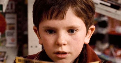 Freddie Highmore caracterizado como Charlie Bucket en 'Charlie y la fábrica de chocolate' (2005).