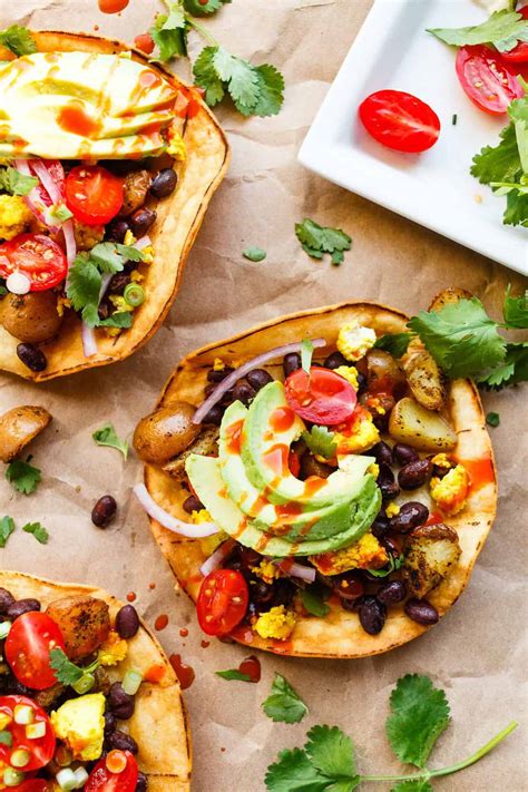 Tostadas veganas variadas con ingredientes frescos