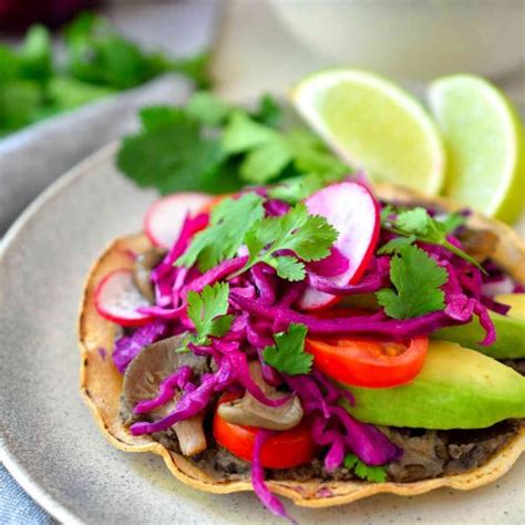 Tostadas mexicanas veganas con yaca y frijoles
