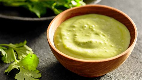 Aliño cremoso para ensaladas en un recipiente