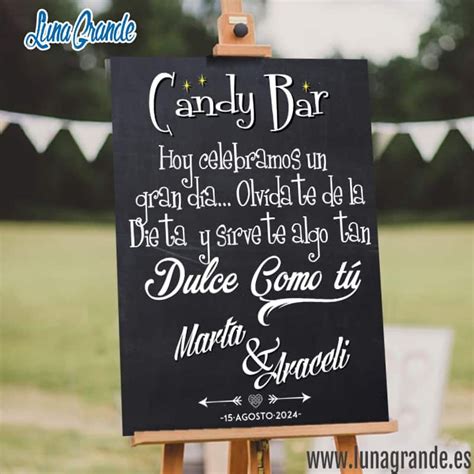 Mesa dulce con carteles y frases cortas en un evento festivo.