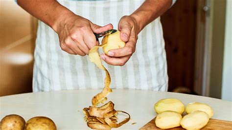 Secuencia de imágenes: Pasos para pelar una patata cocida en caliente y en frío