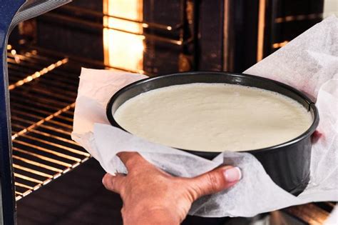 Masa de tarta estirada en un molde, lista para hornear.