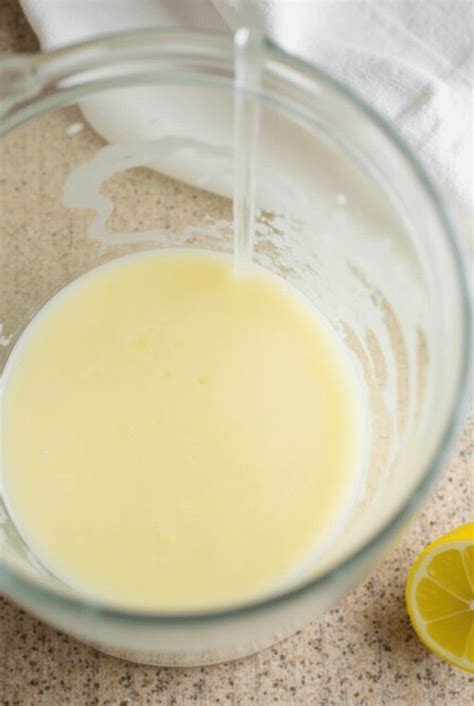 Mezcla cremosa de leche condensada y jugo de limón en un bowl.