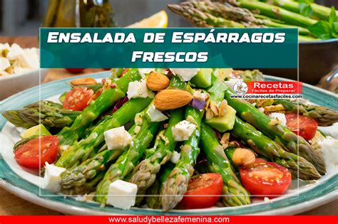 Ensalada de champiñones con queso azul y espárragos, lista para servir