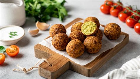 Masa de falafel de arvejas en un bol, lista para cocinar