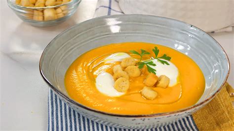 Crema de zanahoria sin leche emplatada con guarniciones
