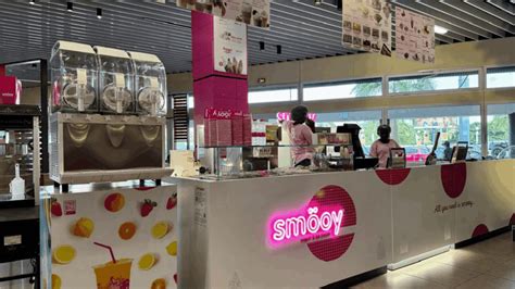 Tienda de yogur helado con clientes en un entorno vibrante