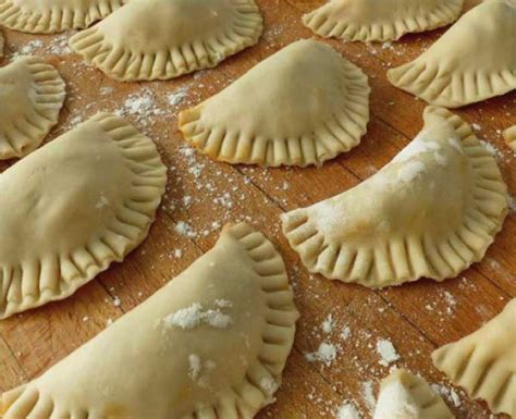 Empanadas crudas listas para hornear en bandeja