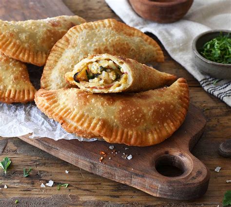 Surtido de empanadas chilenas de mariscos y carne