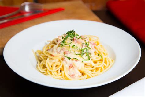 Plato de pasta carbonara cremoso recién hecho